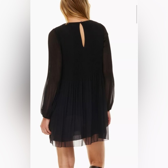 Wilfred Daydreamer V-Neck Dress - NWT - Black - XS
Pleated V-neck chiffon dress - Picture 5 of 6